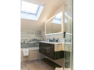 Badezimmer mit Badewanne und Dusche