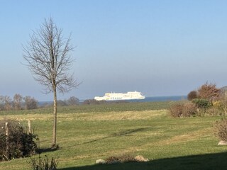 Blick auf die Lübecker Bucht mit den Fähren