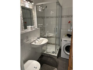 Badezimmer mit Dusche und Waschmaschine (2025)