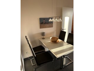 Essbereich mit 4 soliden  Freischwingern von Venjakob