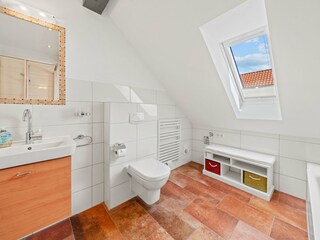 Badezimmer im Obergeschoss mit Dusche und Badewanne