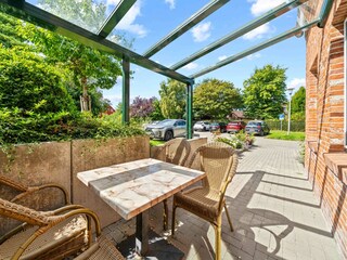 überdachte Terrasse vor der Wohnung