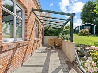 überdachte Terrasse vor dem Wohnungseingang