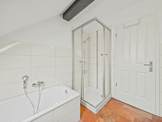 Badezimmer im Obergeschoss mit Badewanne und Dusche