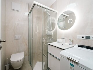 Bad deckenhoch mit italienischem Marmor gefliest