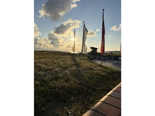 Blick von der Strandpromenade zu einem Strandzugang