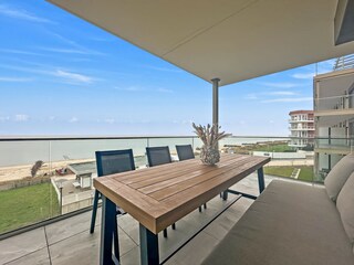 Der großzügige Balkon mit Sitzgelegenheit für 6 Gäste