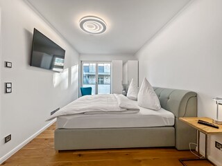 Das Schlafzimmer mit direktem Zugang zum Badezimmer