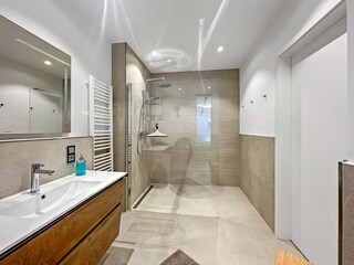 Das Badezimmer mit der begehbaren Dusche