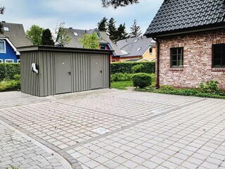 Ihr Parkplatz mit eigenem Fahrradhaus