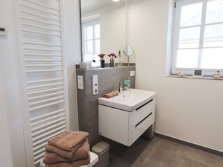 Waschtisch und Handtuchtrockner