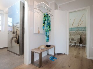 Blick in Bad und Schlafzimmer