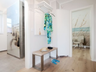 Blick in Bad und Schlafzimmer