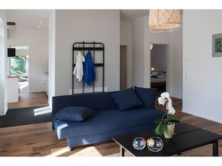 Wohnzimmer mit Blick in Küche und Schlafzimmer West