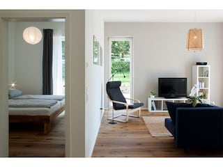 Wohnzimmer mit Blick in Schlafzimmer Ost