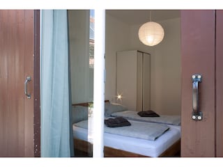 Schlafzimmer West -  Blick durch ehemaliges Scheunentor