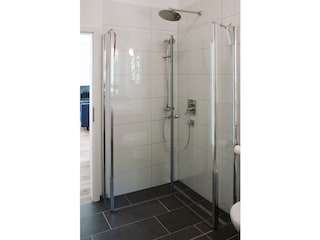 Dusche bodeneben im Badezimmer