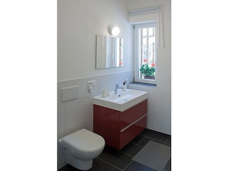 Bad mit Waschbecken und Toilette