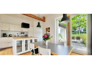 Küche mit Essbereich und Blick in den Feriengarten