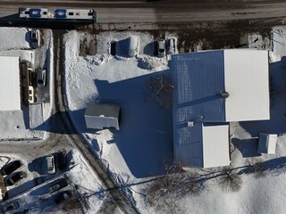 Außenansicht mit Bushaltestelle