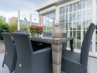Die Terrasse mit Gartenmöbel
