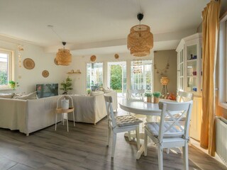 Wohnzimmer mit gemütlicher Sitzecke