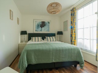 Schlafzimmer 1 mit Boxspringbett (180x200) und TV