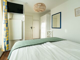 Schlafzimmer 1 mit Boxspringbett (180x200) und TV