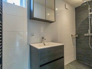 Modernes Badezimmer mit Regendusche und Waschbecken