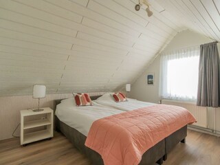 Schlafzimmer 2 mit Boxspringbett (180x200) und Schrank