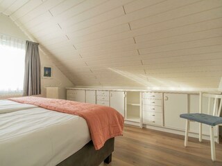Schlafzimmer 2 mit Boxspringbett (180x200) und Schrank