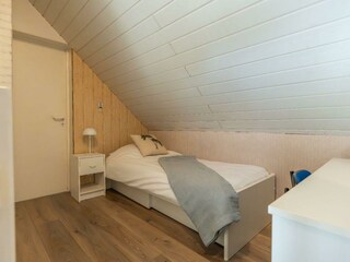 Einzelbett auf dem Treppenabsatz mit Schreibtisch