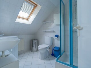 Badezimmer mit Dusche, Toilette und Waschbecken