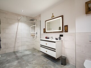 Bad 1 mit Dusche, WC und Handtuchtrockner