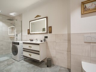Bad 2 mit Dusche, WC, Handtuchtrockner,  Waschmaschine