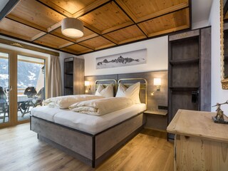 Schlafzimmer 2 mit Bad en suite und Bergblick