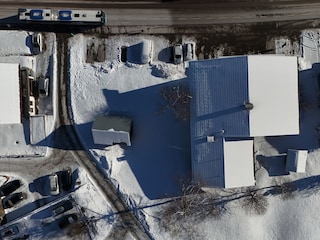 Außenansicht mit Bus