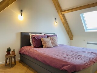 Zweipersonenschlafzimmer links