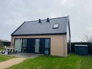 Außenseite mit Fahrradschuppen