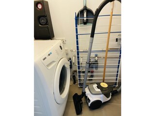 Abstellraum mit Waschmaschine unten