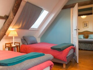 Schlafzimmer mit drei Einzelbetten