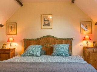 Schlafzimmer mit einem Doppelbett