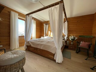 Schlafzimmer mit Himmelbett