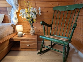 Gemütlicher Schaukelstuhl im Schlafzimmer