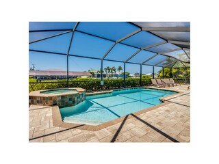 Beheizbarer Pool mit Hot Tub