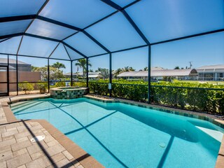 Beheizbarer Pool mit Hot Tub