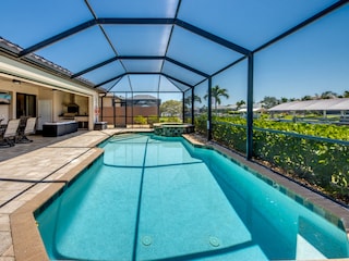 Beheizbarer Pool mit Hot Tub