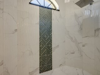 Badezimmer 1 (Dusche & Badewanne)