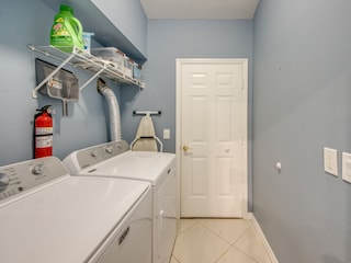 Wäscheraum mit Waschmaschine und Trocker