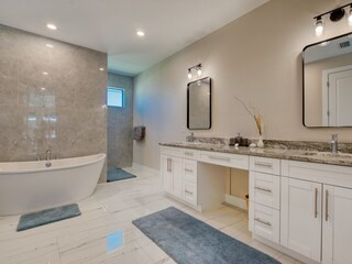 Badezimmer 1 (Dusche & Badewanne)